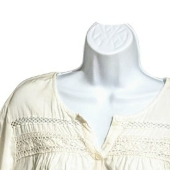 WHITE TOP WITH ROLL BUTTON SLEEVES BACKGROUND100% RAYON HIGHLIGHTS 100% COTTON - Picture 2 of 7